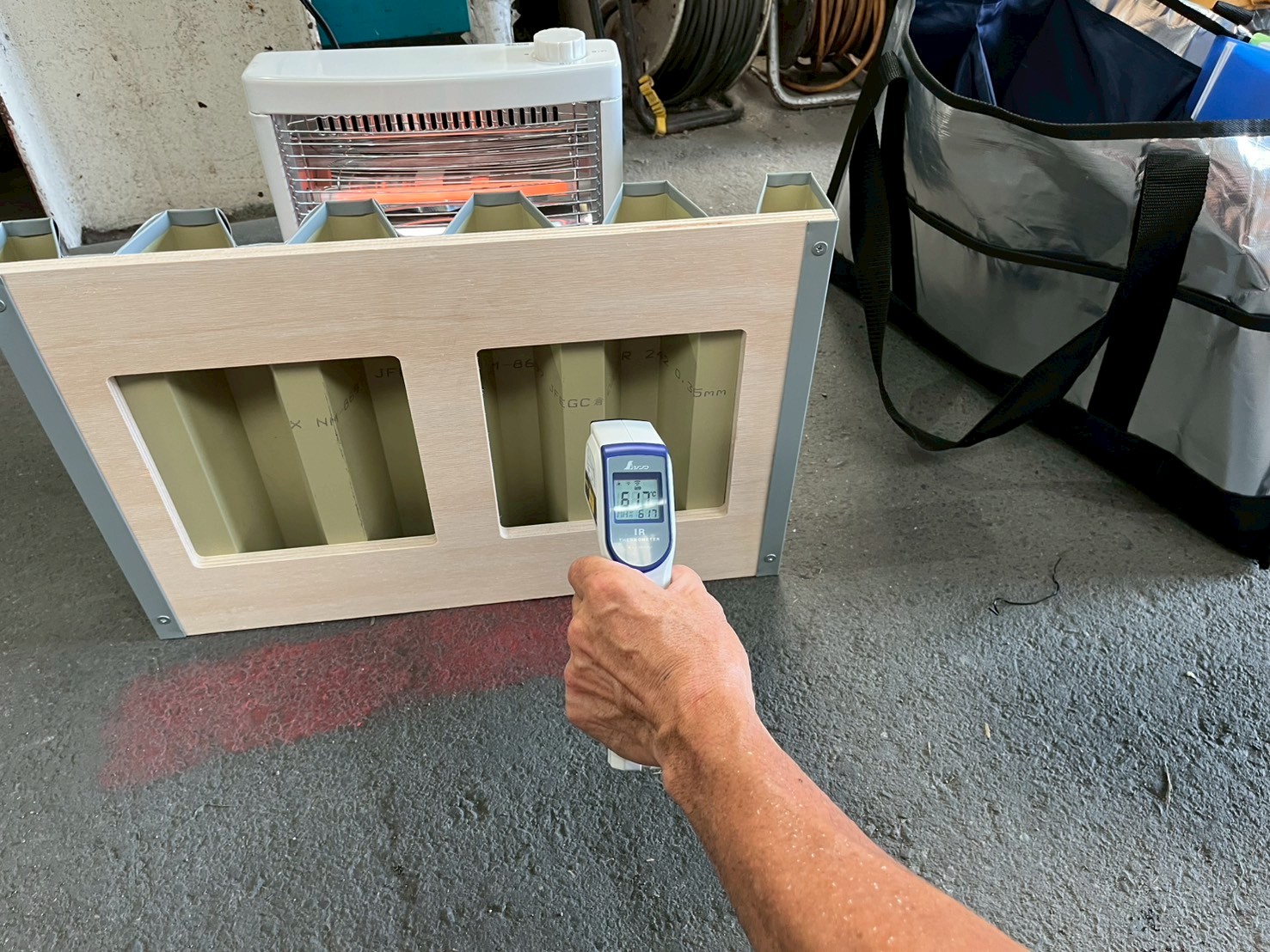 遮熱塗料不使用の屋根模型を温度測定